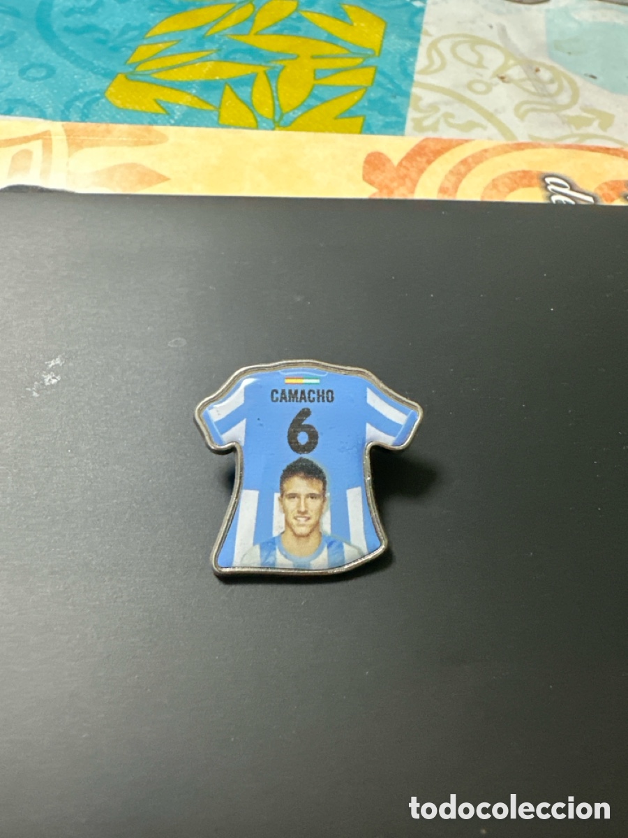 Coleccionismo deportivo: Pin camiseta del M&aacute;laga Camacho - Foto 1