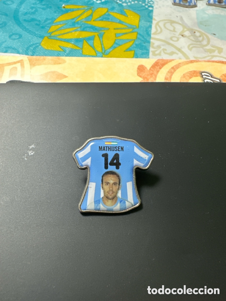 Coleccionismo deportivo: Pin camiseta del M&aacute;laga Mathijsen - Foto 1