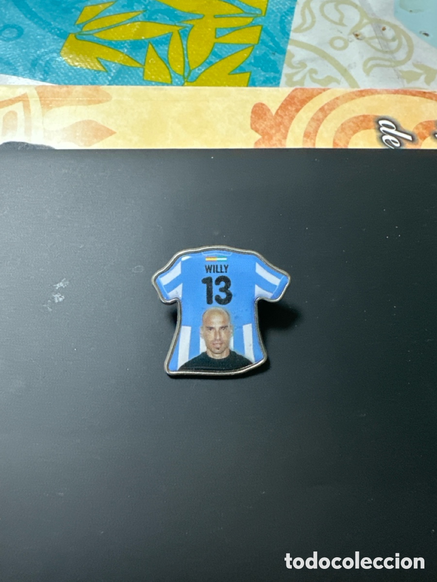 Coleccionismo deportivo: Pin camiseta del M&aacute;laga willy - Foto 1