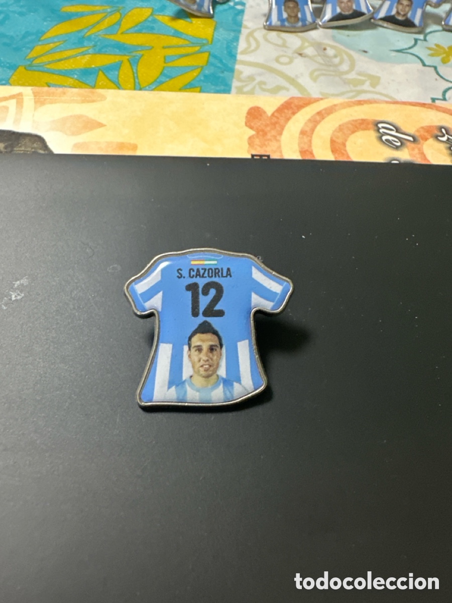 Coleccionismo deportivo: Pins camiseta del M&aacute;laga Cazorla - Foto 1