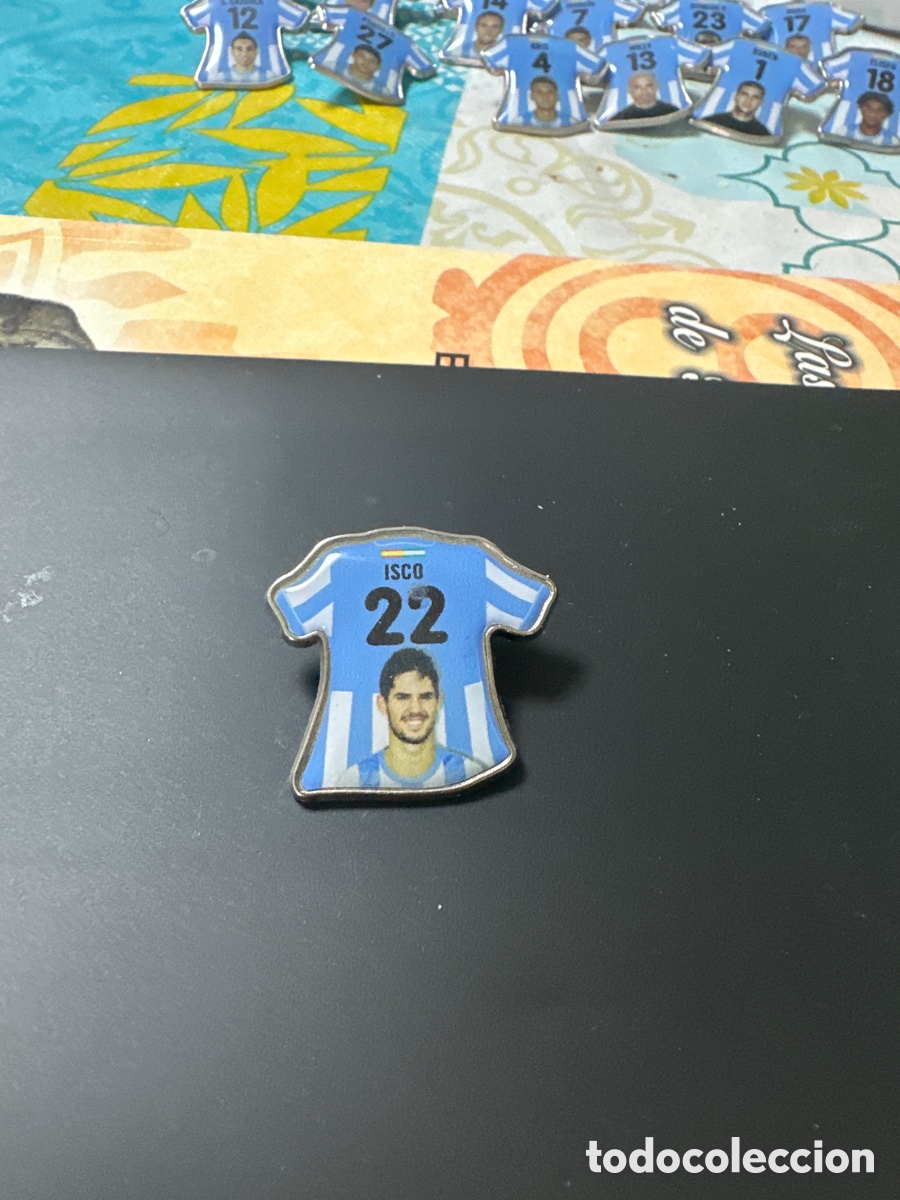 Coleccionismo deportivo: Pins camiseta del M&aacute;laga Isco - Foto 1