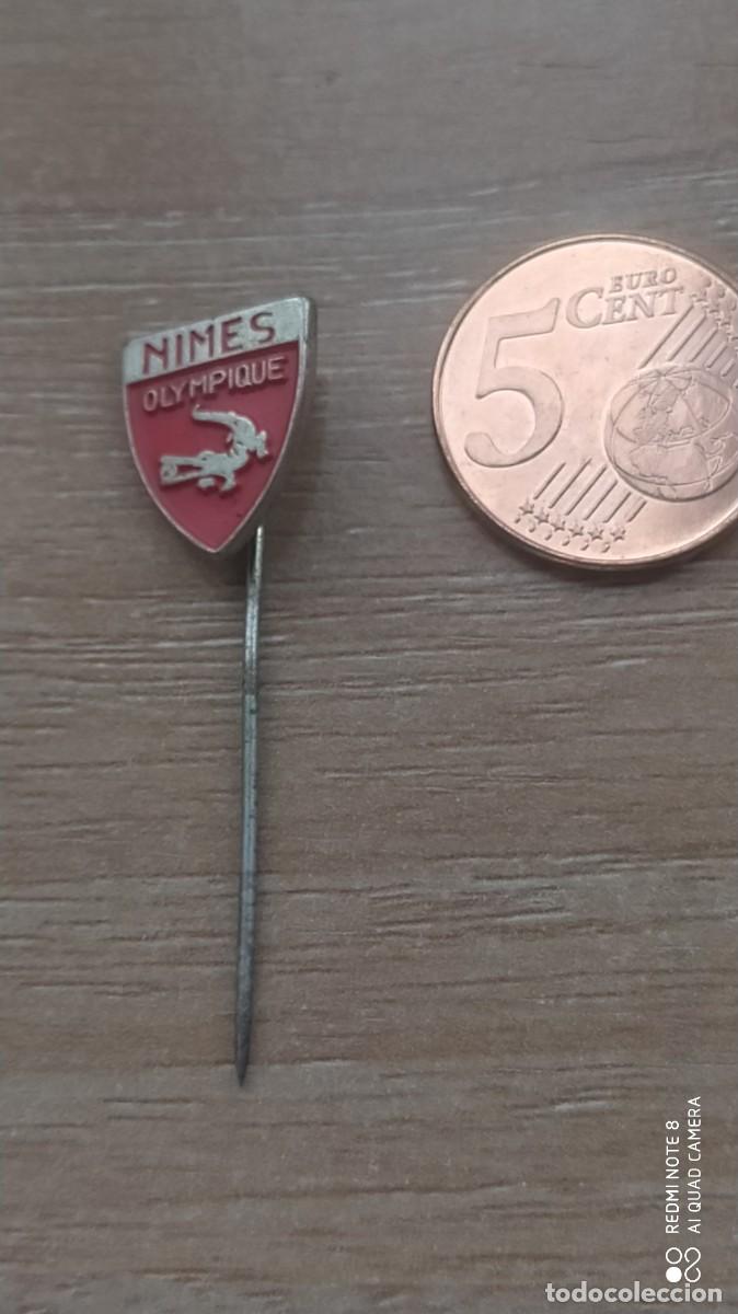 Pin's Nîmes Olympique Football - Ancien Pin Vintage Supporter