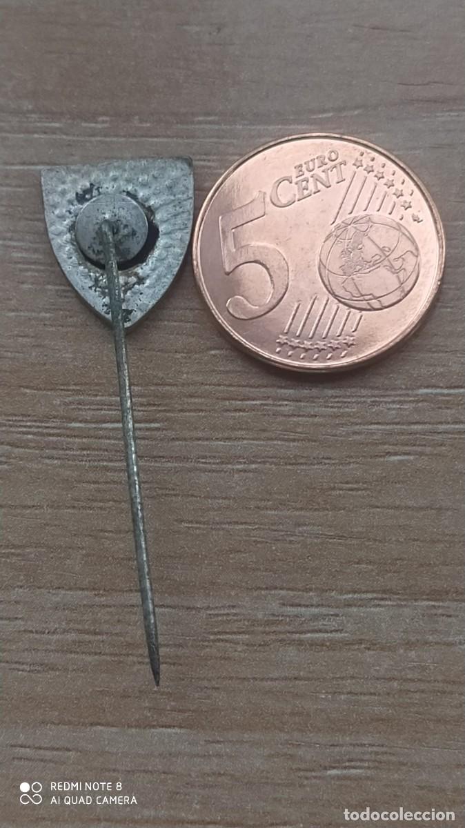 Pin's Nîmes Olympique – Football – France – 1 Pièce