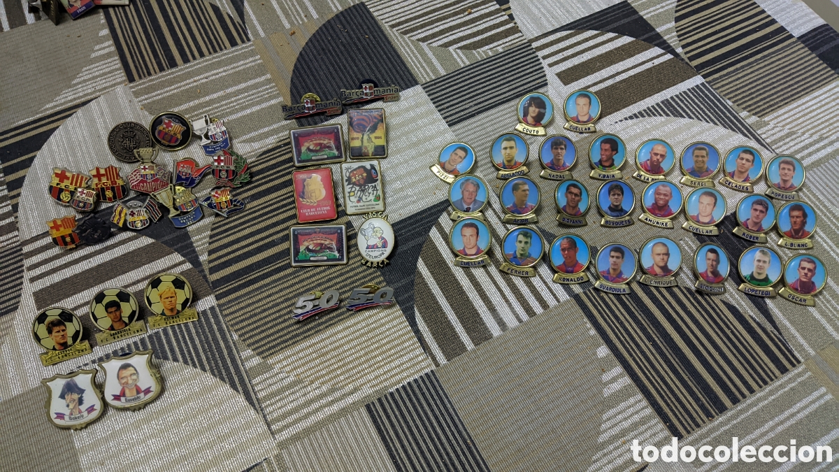 Coleccionismo deportivo: Lote 55 Pins Bar&ccedil;a. Variados, escudos y jugadores