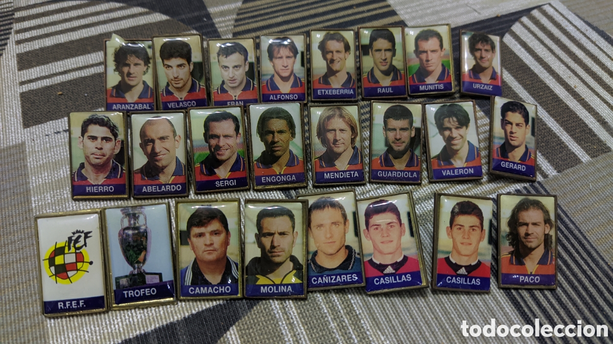 Coleccionismo deportivo: Lote 24 Pines selecci&oacute;n espa&ntilde;ola