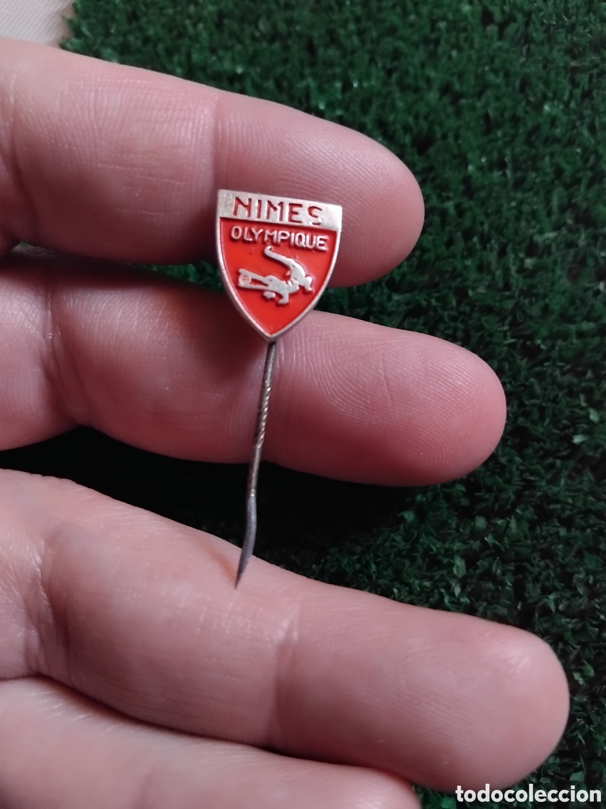Coleccionismo deportivo: Insignia del Nimes (Francia)