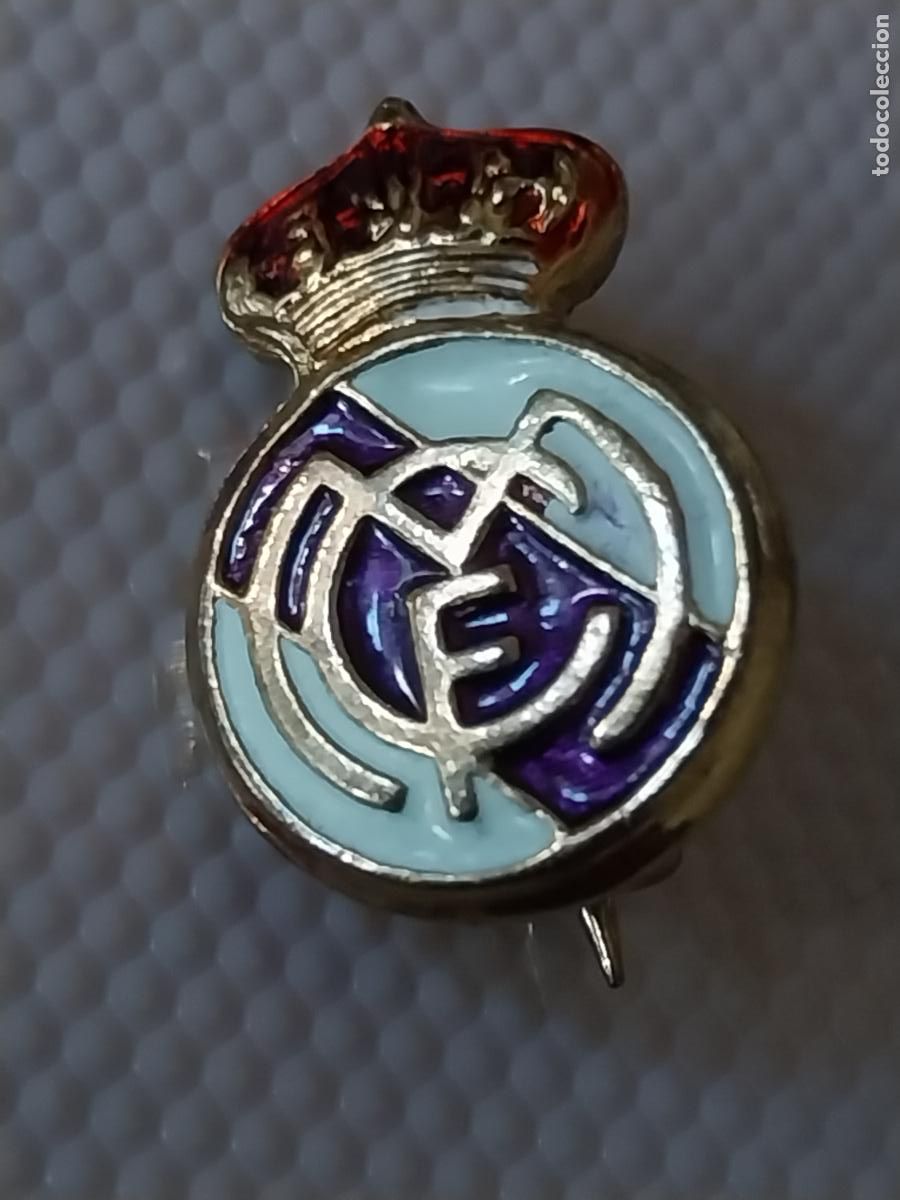 Coleccionismo deportivo: REAL MADRID CLUB FUTBOL INSIGNIA ALFILER 1.62CMS ALTO PINTURA LACADA VINTAGE ORIGINAL