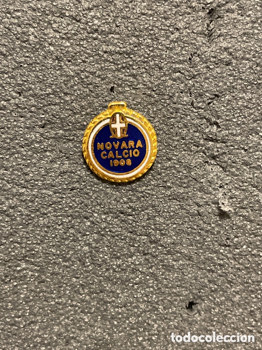 Coleccionismo deportivo: Pin 80 NOVARA CALCIO - Novara