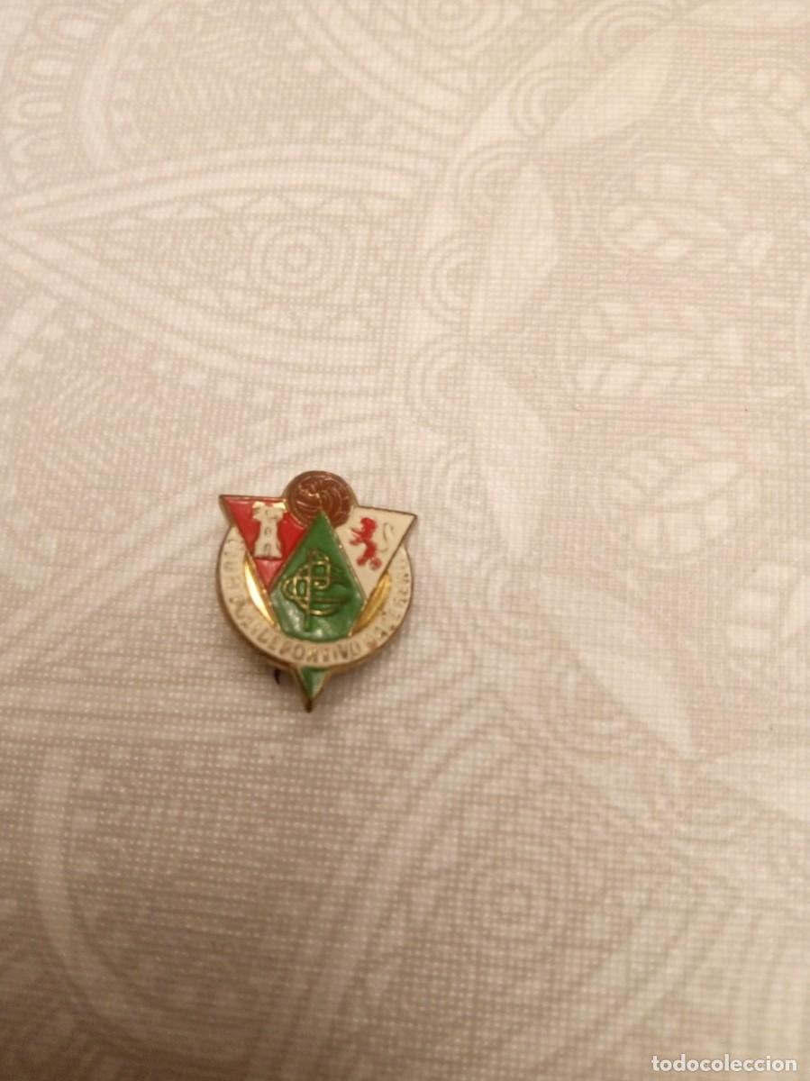 Coleccionismo deportivo: Insignia del C. D. Cacere&ntilde;o. - Foto 1