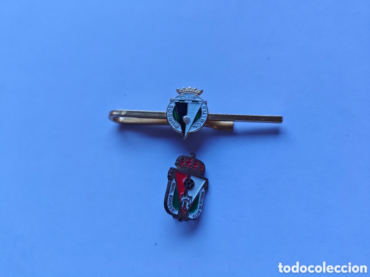 Colecionismo desportivo: Pasador de corbata Burgos Club de F&uacute;tbol e insignia Real Burgos ambos objetos del siglo XX