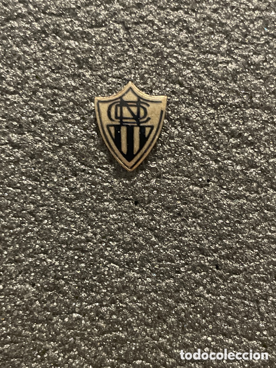 Coleccionismo deportivo: Pin 8 C.D. NACIONAL- Funchal, Madeira