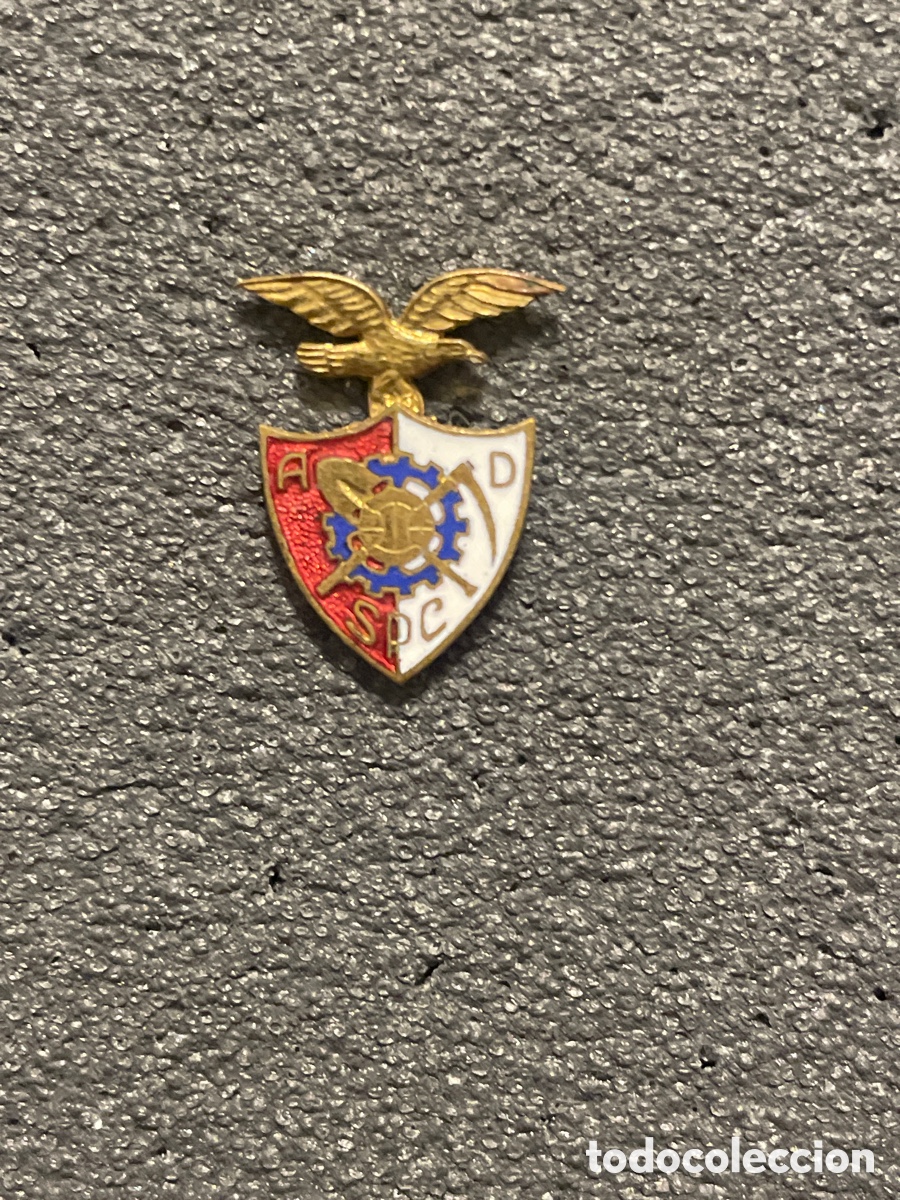 Coleccionismo deportivo: Pin 54 A.D. SAO PEDRO DA COVA - Sao Pedro Da Cova