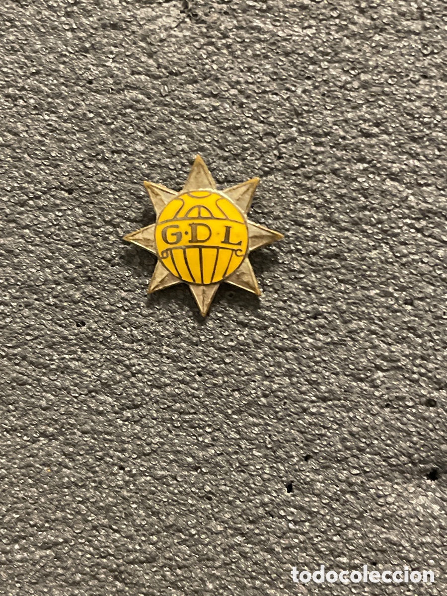 Coleccionismo deportivo: Pin 76 GRUPO DESPORTIVO LORIGUENSE - Loriga