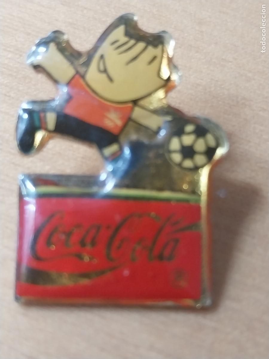 Coleccionismo deportivo: COCA COLA BARCELONA 1992 MASCOTA COBI FUTBOL PIN PINCHO GOTA 2.83CMS