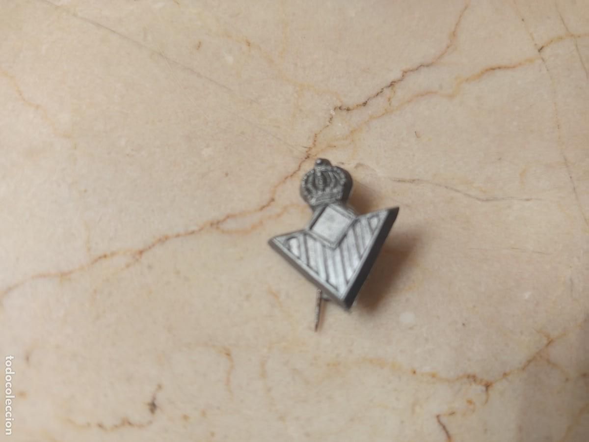 Coleccionismo deportivo: PREMIUM PIPAS, PIN DE PLASTICO, ESCUDO FUTBOL, BETIS, PIPERO, REGALO CHURRUCA
