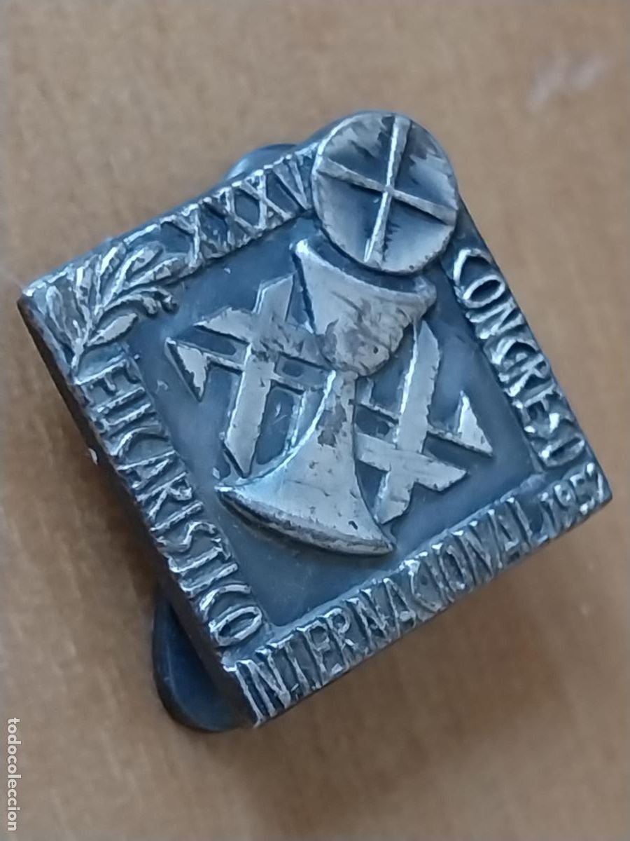 Coleccionismo deportivo: 1952 XXXV CONGRESO EUCARISTICO INTERNACIONAL INSIGNIA SOLAPA 1.87CMS ALTO RELIEVE