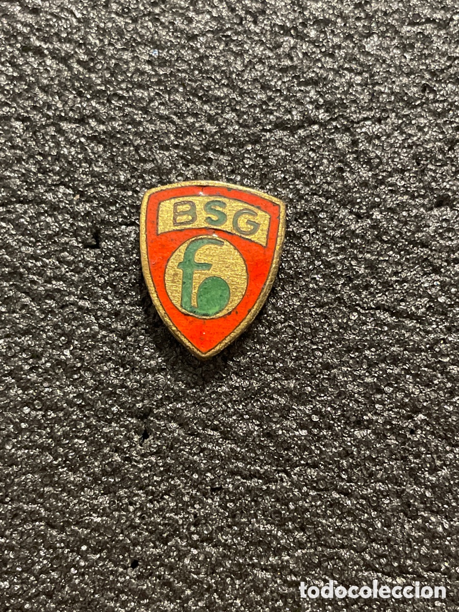 Coleccionismo deportivo: Pin 80 BSG HALBLEITTERWERK - Frankfurt