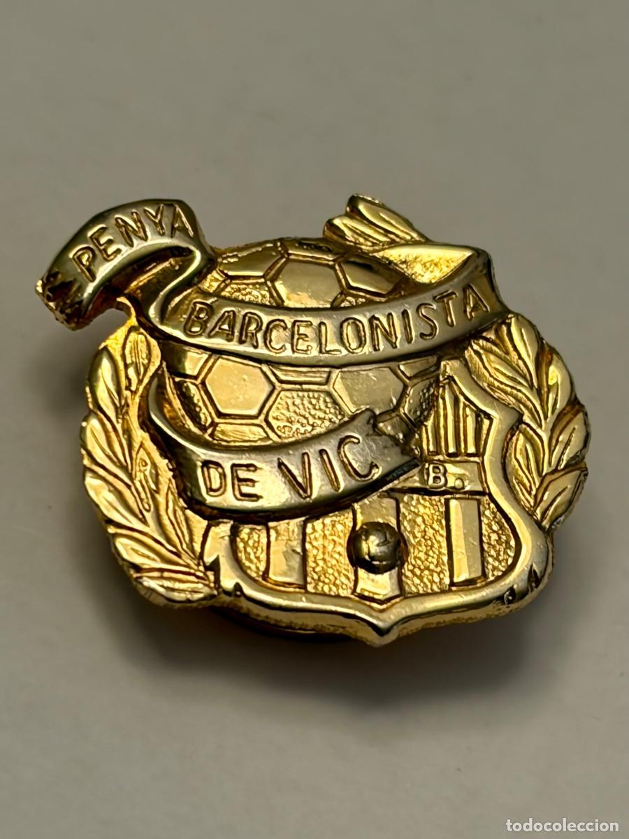 Coleccionismo deportivo: INSIGNIA SOLAPA PENYA BARCELONISTA DE VIC - FUTBOL CLUB BARCELONA