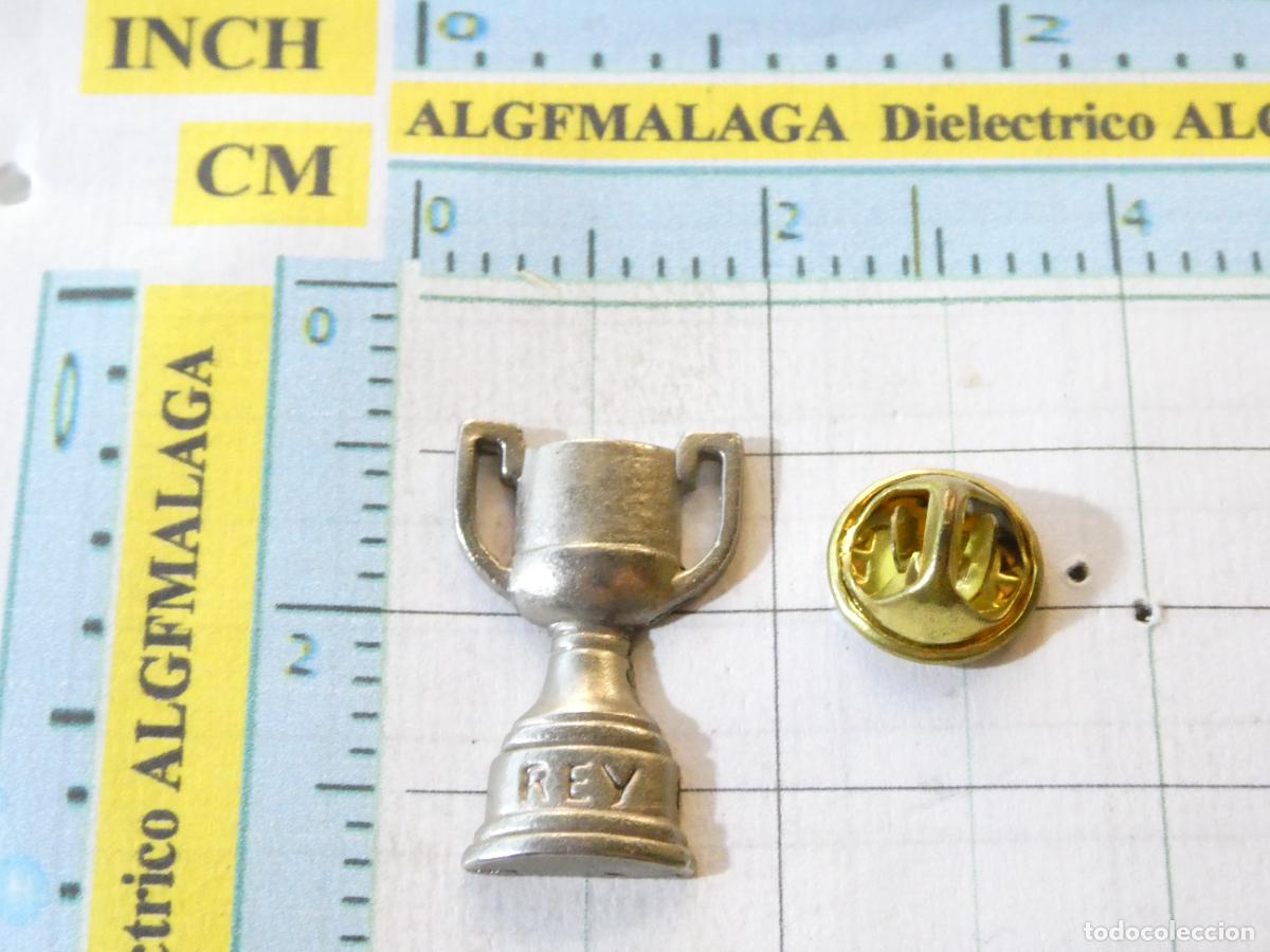 Coleccionismo deportivo: PIN DE DEPORTES. FUTBOL. TROFEO DE LA COPA DEL REY. ESCUDO EQUIPO