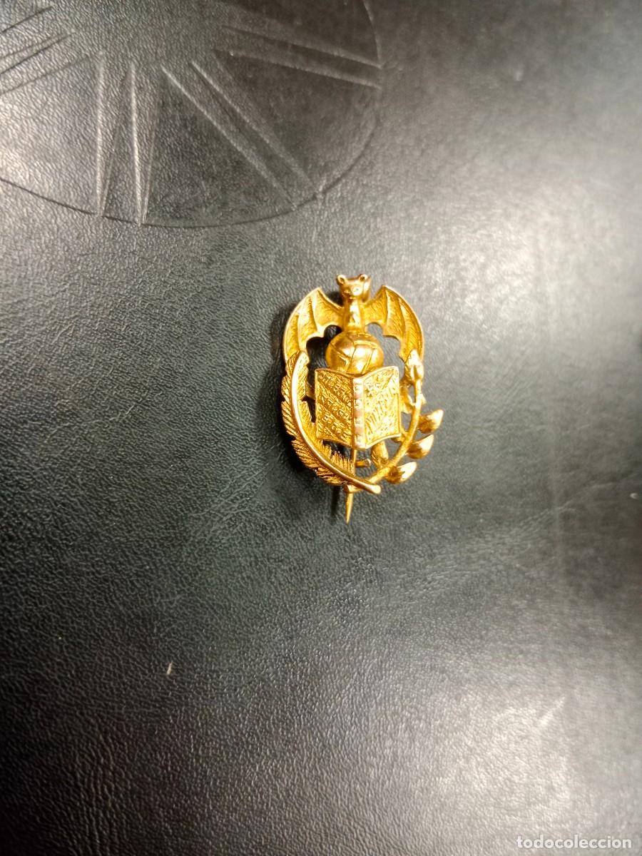 Coleccionismo deportivo: RARO PIN INSIGNIA BRONCE DORADO - X ANIVERSARIO CLUB DEPORTIVO FUTBOL - COLEGIO SALGUI EDE VALENCIA