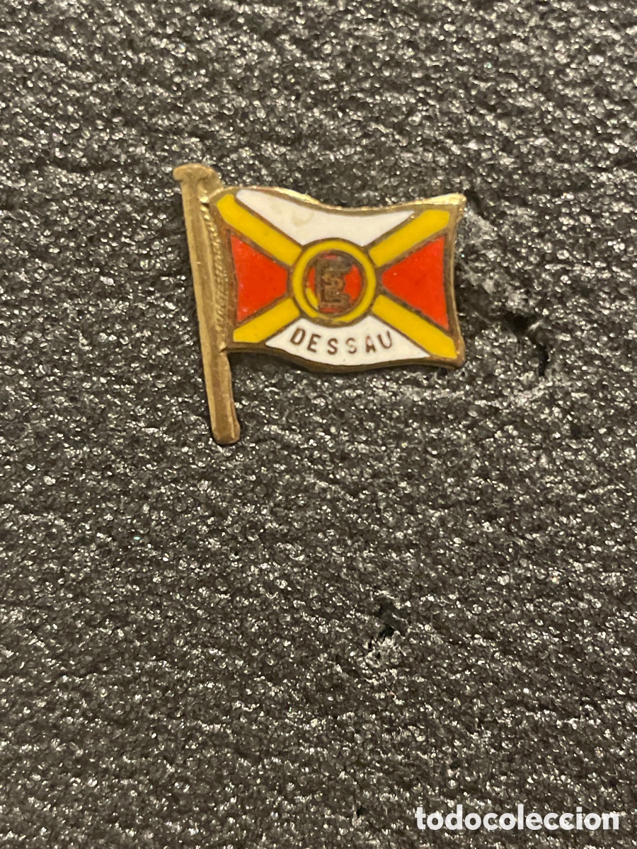 Coleccionismo deportivo: Pin 246 BSG EINHEIT DESSAU - Dessau