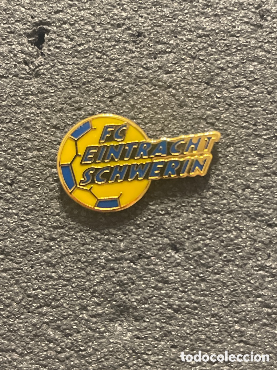 Coleccionismo deportivo: Pin 310 FC EINTRACH SCHWERIN e.V. - Schwerin