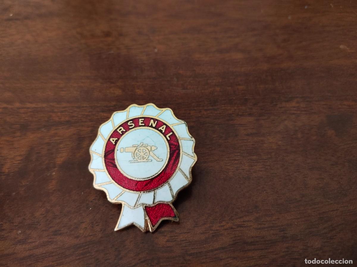 Coleccionismo deportivo: Insignia esmaltada de alfiler del Arsenal. 3 x 3,5 cm.