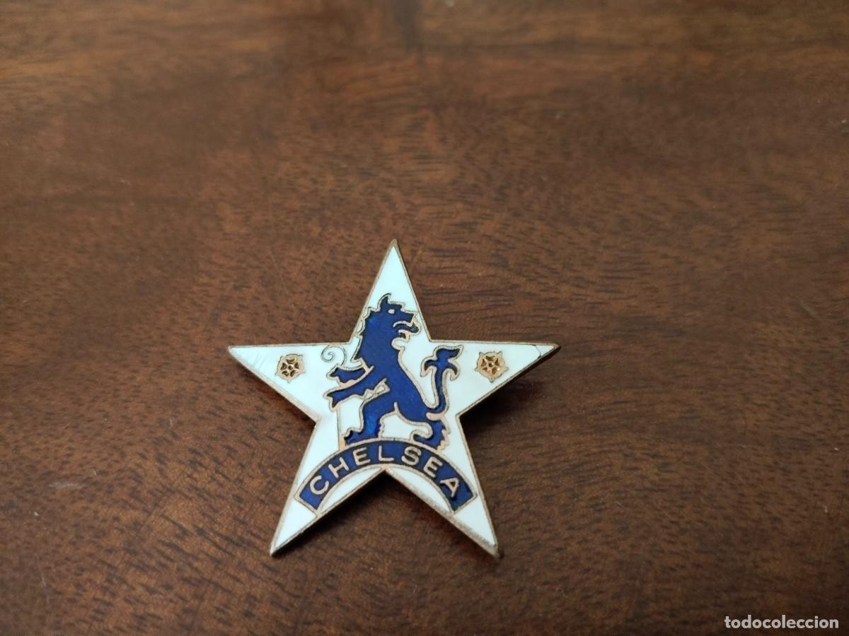 Coleccionismo deportivo: Preciosa insignia esmaltada del Chelsea. 3,5 x 3,5 cm.