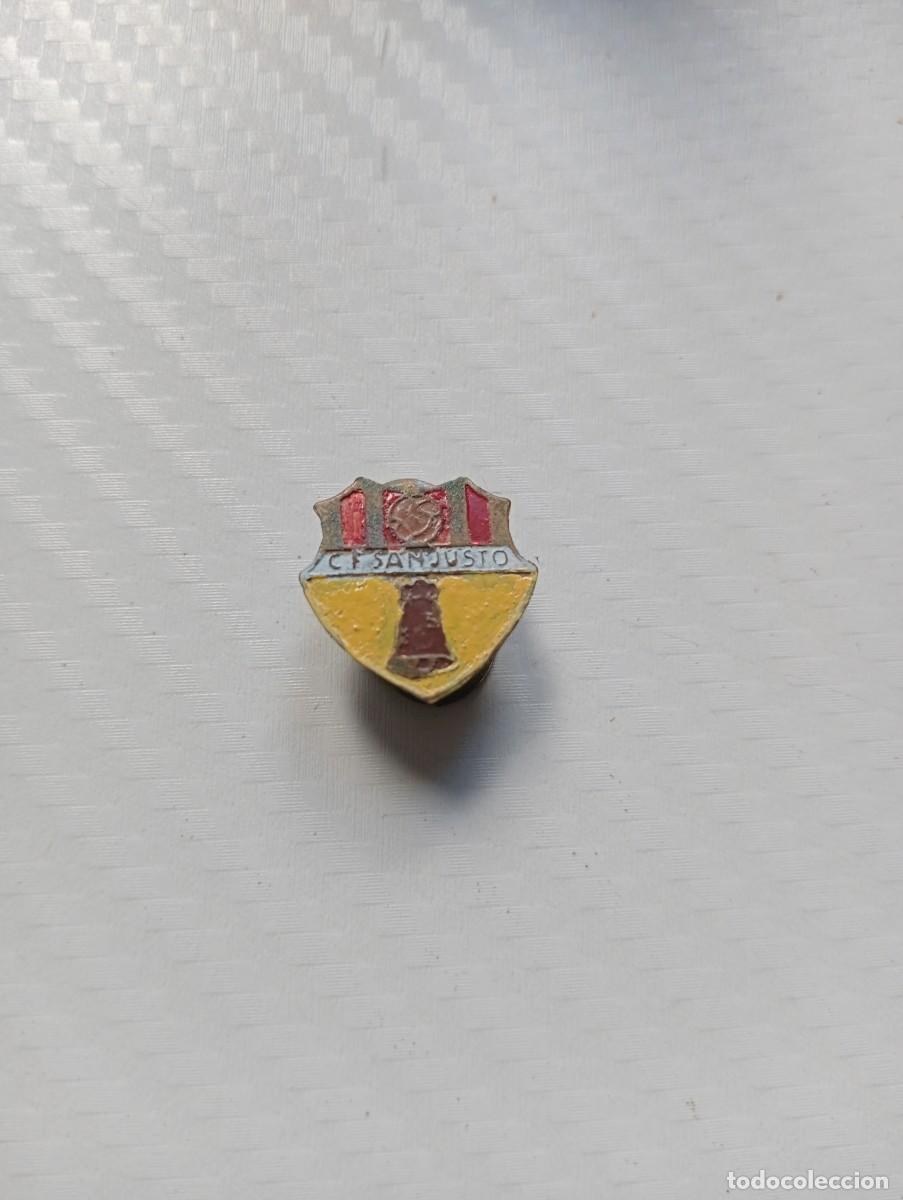 Coleccionismo deportivo: INSIGNIA CLUB FUTBOL SAN JUSTO SANTANDER PINS SOLAPA ANTIGUO