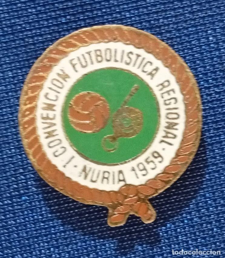 Coleccionismo deportivo: INSIGNIA DEPORTIVA ANTERIOR A 1970. I CONVENCI&Oacute;N FUTBOL&Iacute;STICA REGIONAL. N&Uacute;RIA, 1959.