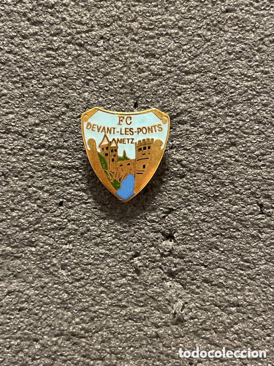 Coleccionismo deportivo: Pin 53 F.C. DEVANT LES PONTS - Metz