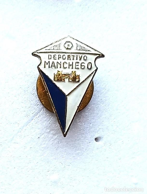 Coleccionismo deportivo: DEPORTIVO MANCHEGO CIUDAD REAL PIN INSIGNIA METAL OJAL FUTBOL ANTIGUA BIEN CUIDADA BADGE SPE43
