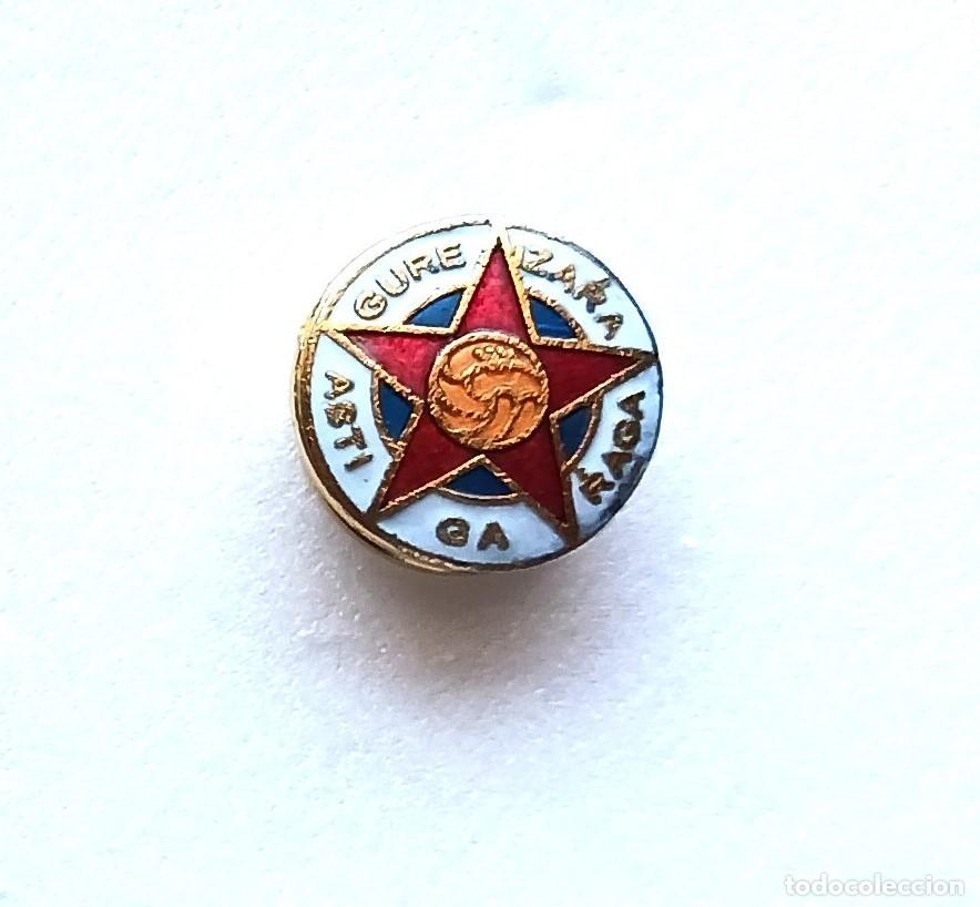 Coleccionismo deportivo: GUREIZARRA ASTIGARRAGA GUIPUZCOA PIN INSIGNIA METAL ESMALTE FUEGO OJAL ANTIGUA CUIDADA BADGE SPE66