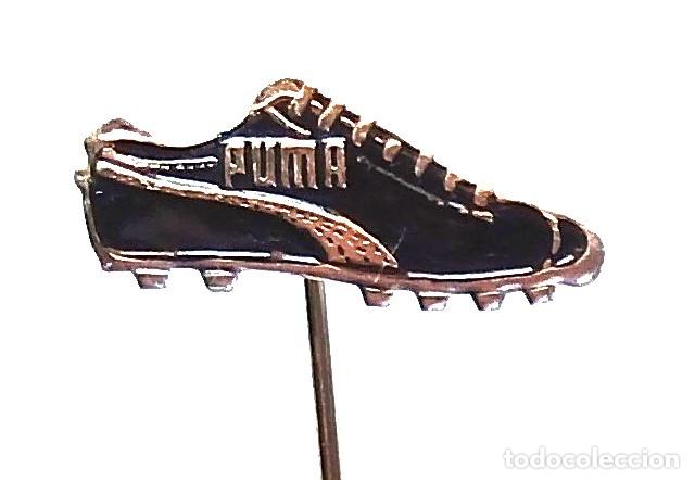 Coleccionismo deportivo: BOTA PUMA BOOT SPORT FUTBOL FOOTBALL PIN INSIGNIA METAL ALFILER ANTIGUA BIEN CUIDADA BADGE SPE129R