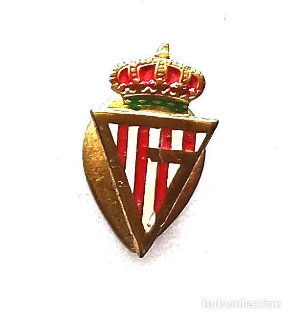 Coleccionismo deportivo: REAL SPORTING GIJON ASTURIAS PIN INSIGNIA METAL ESMALTADA OJAL ANTIGUA BIEN CUIDADA BADGE SPE138