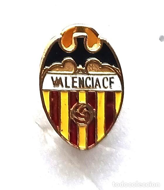 Coleccionismo deportivo: VALENCIA CF CLUB FUTBOL PIN INSIGNIA METAL OJAL ANTIGUA BIEN CUIDADA BADGE SPE141