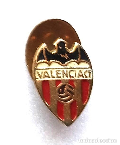 Coleccionismo deportivo: VALENCIA CF CLUB FUTBOL PIN INSIGNIA METAL OJAL ANTIGUA BIEN CUIDADA BADGE SPE143