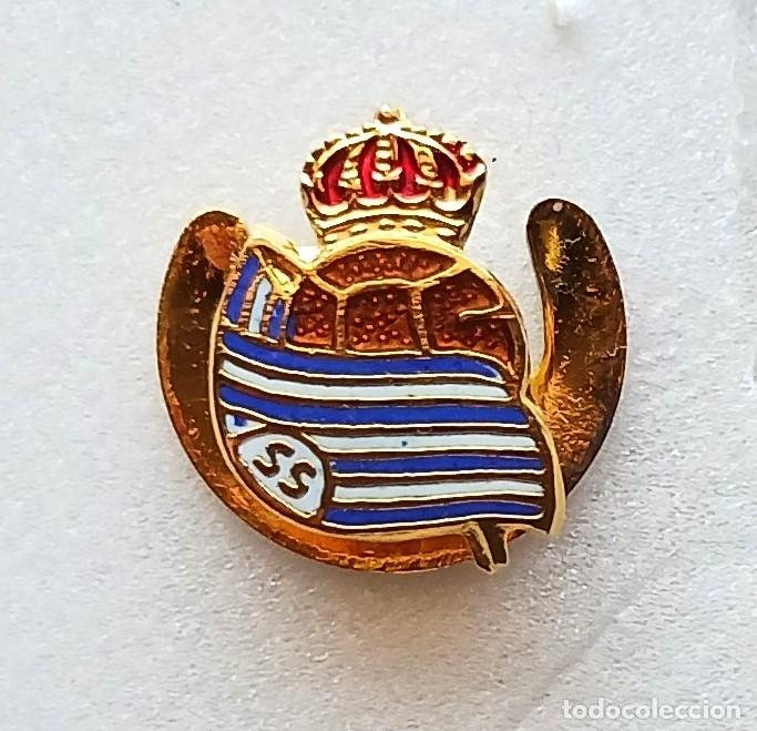 Coleccionismo deportivo: REAL SOCIEDAD SAN SEBASTIAN GUIPUZCOA PIN INSIGNIA METAL ESMALTE FUEGO OJAL ANTIGUA CUIDADA SPE244