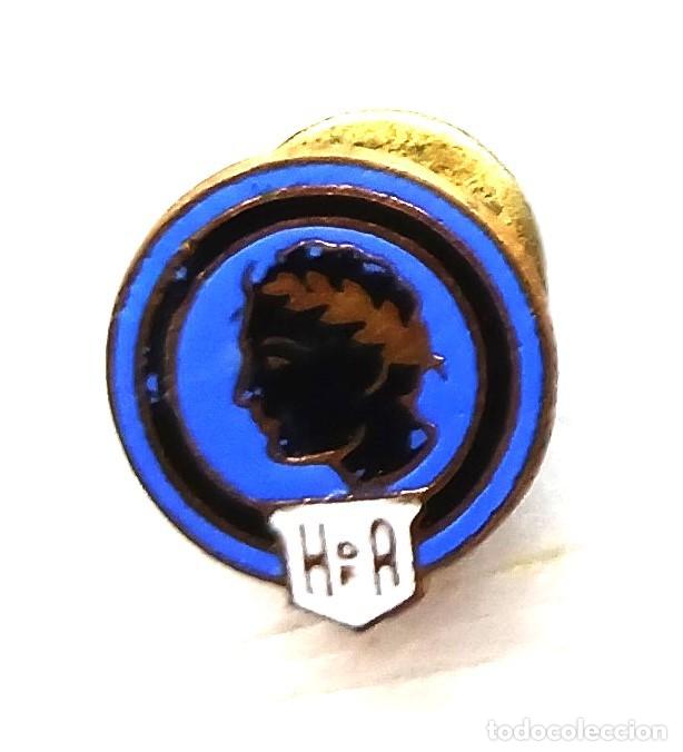 Coleccionismo deportivo: HERCULES DE ALICANTE CF PIN INSIGNIA METAL ESMALTE FUEGO OJAL ANTIGUA BIEN CUIDADA BADGE SPE294