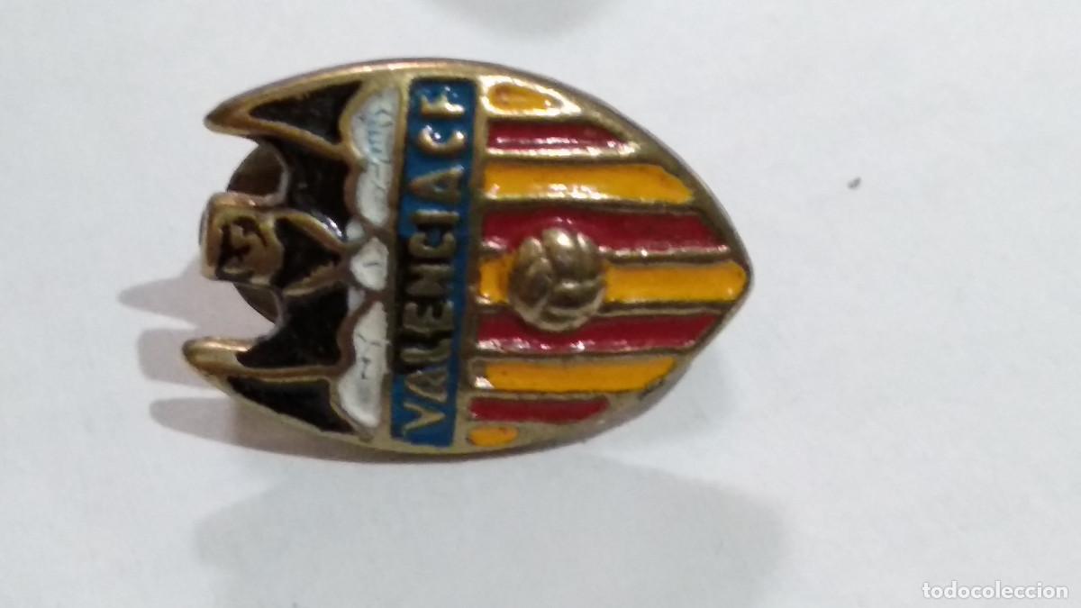 Coleccionismo deportivo: Valencia C. F. - PINS- VALENCIA C,F ESCUDO - PIN ANTIGUO DE SOLAPA VALENCIA C.F