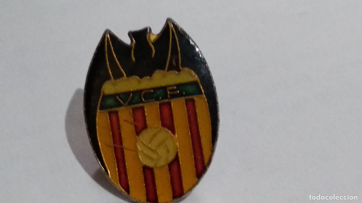 Coleccionismo deportivo: Valencia C. F. - PINS- VALENCIA C,F ESCUDO - PIN ANTIGUO ESMALTADO VALENCIA C.F