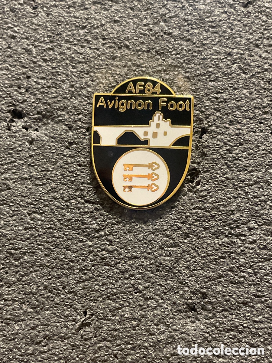 Coleccionismo deportivo: Pin 76 AVIGNON FOOT 84 - Avignon