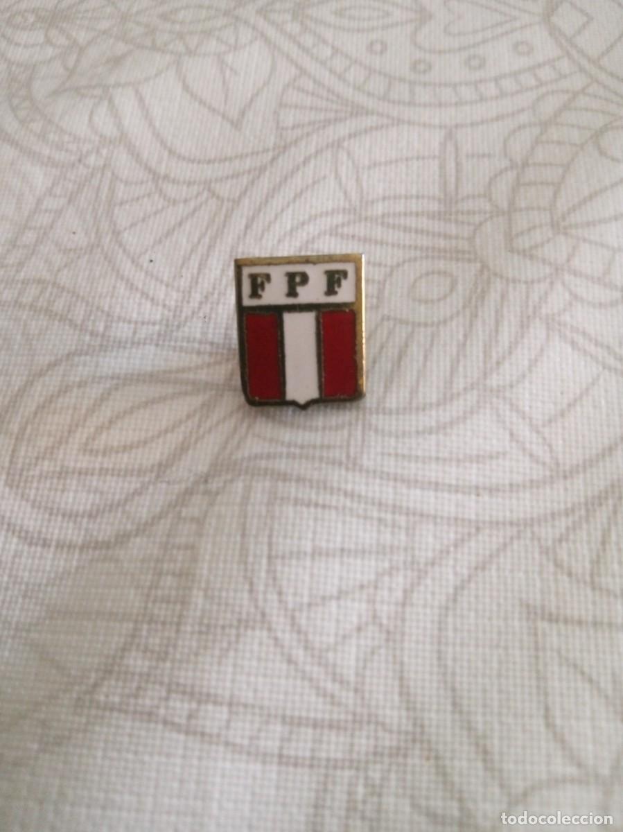 Coleccionismo deportivo: Insignia Federacion de Futbol de Peru