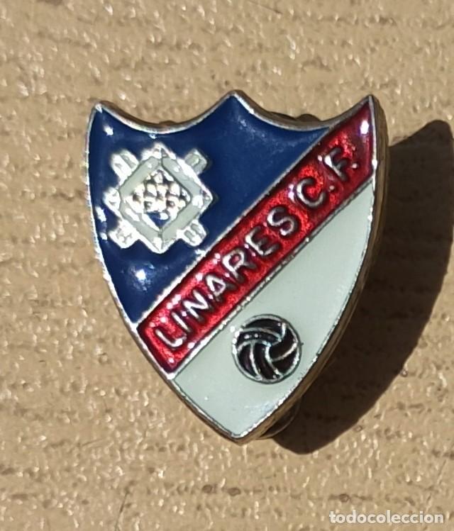 Coleccionismo deportivo: Pin de Ojal Linares C. F.