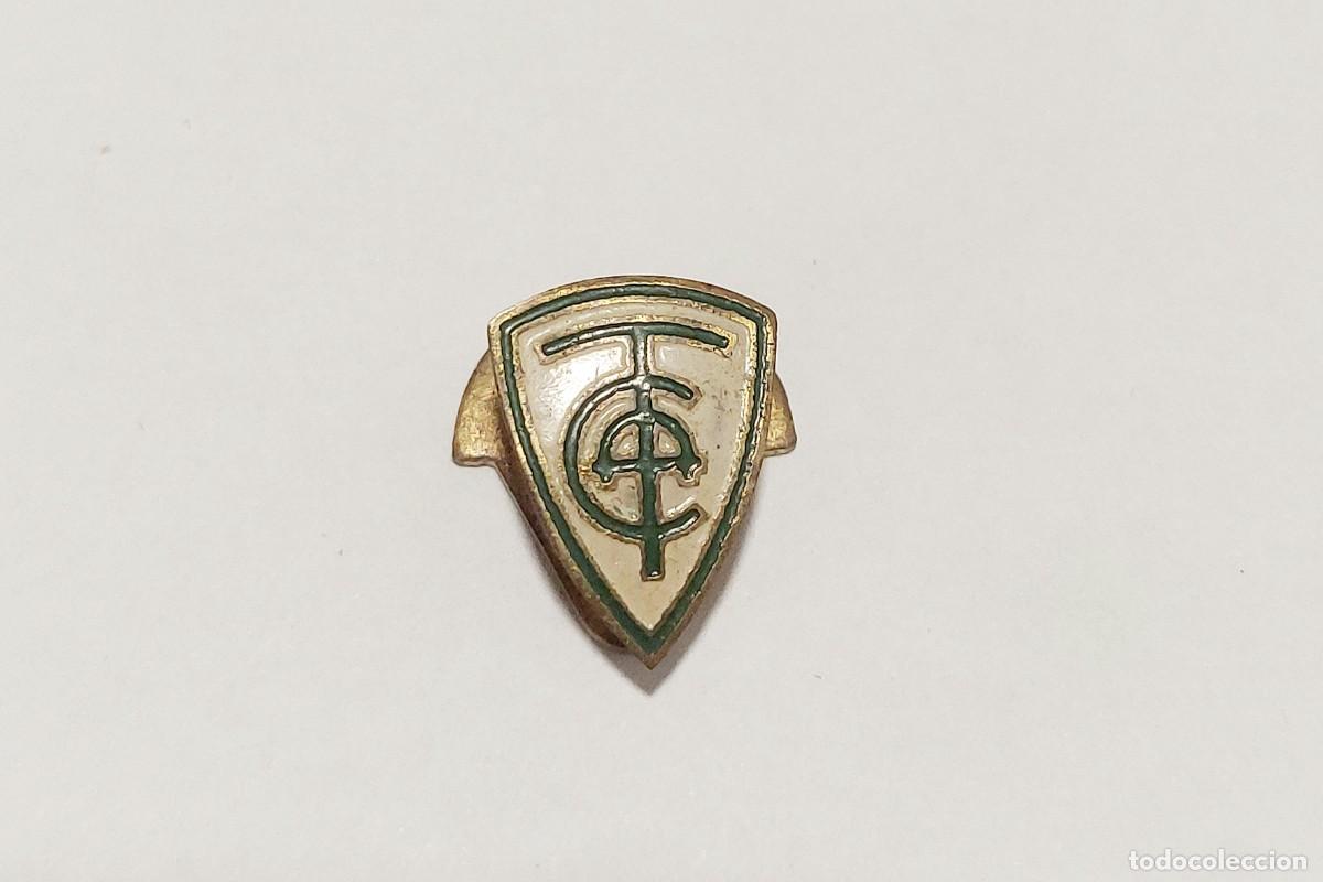 Coleccionismo deportivo: Antigua insignia de solapa