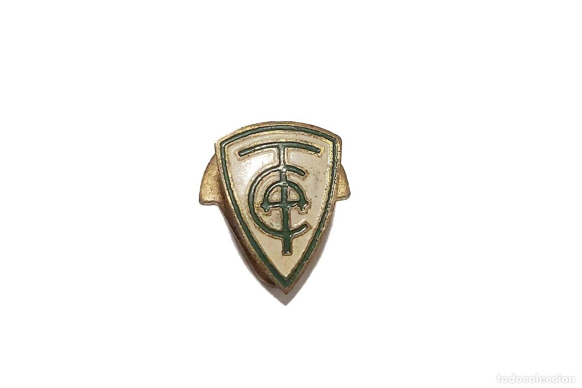 Coleccionismo deportivo: Antigua insignia de solapa