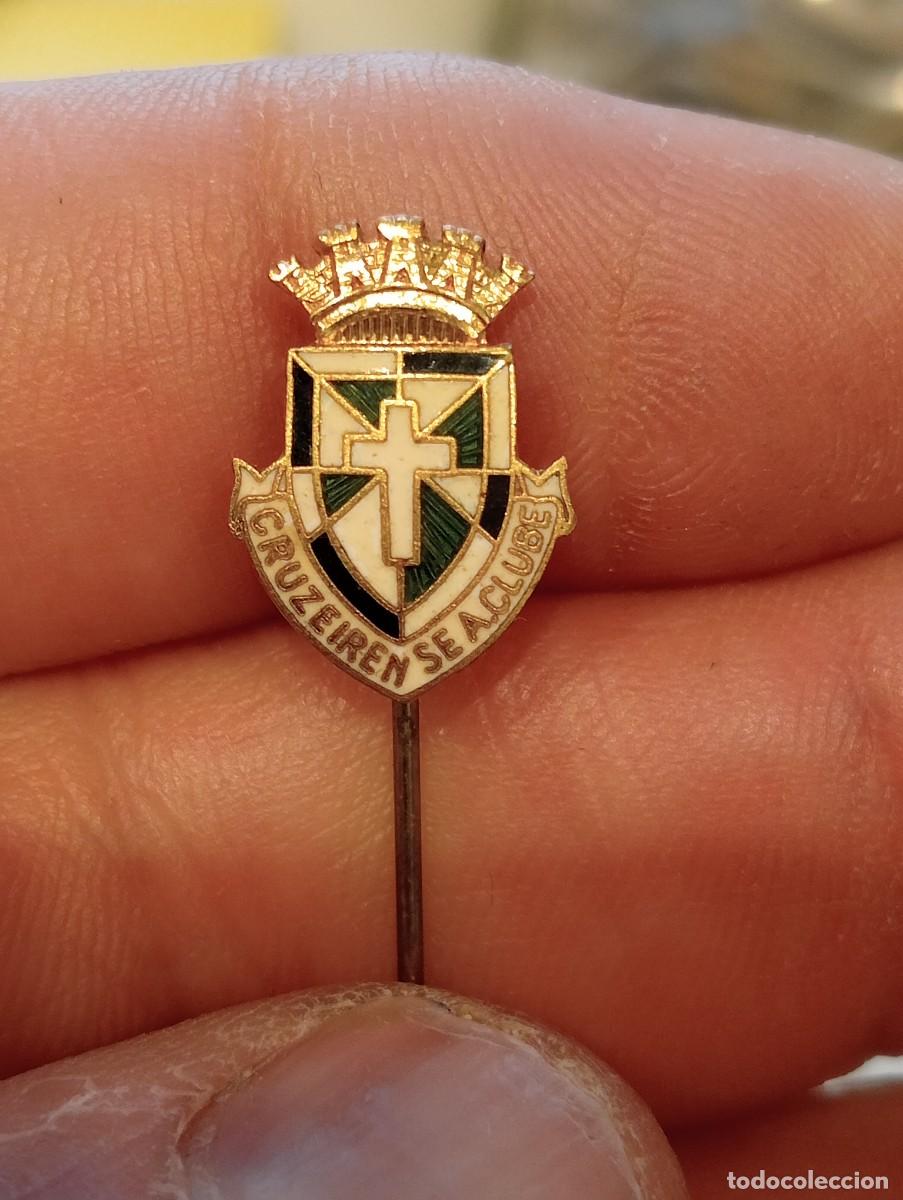 Coleccionismo deportivo: INSIGNIA ESMALTADA FUTBOL INTERNACIONAL CRUZEIRENSE ATL&Eacute;TICO CLUBE LISBOA PORTUGAL PINS ALFILER
