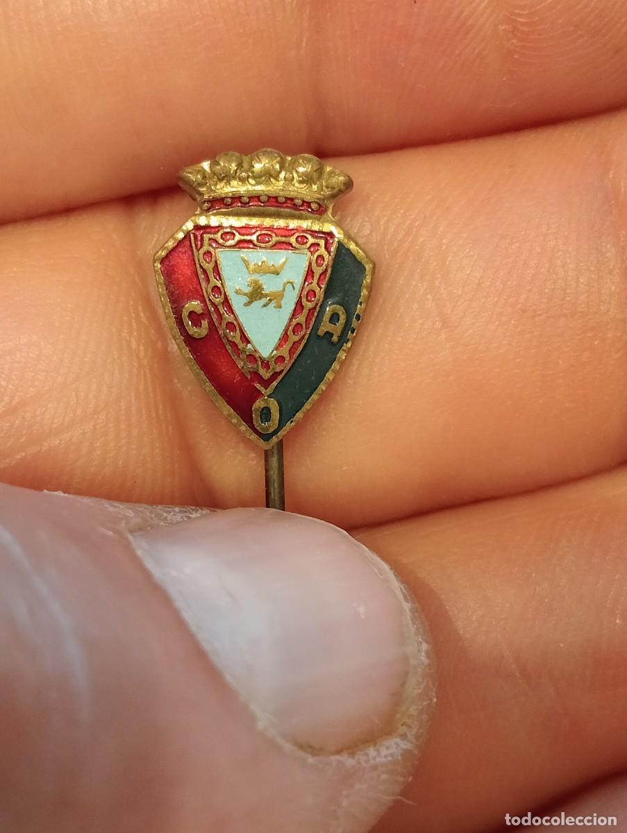 Coleccionismo deportivo: INSIGNIA ANTIGUA CLUB ATLETICO OSASUNA , PAMPLONA NAVARRA PINS