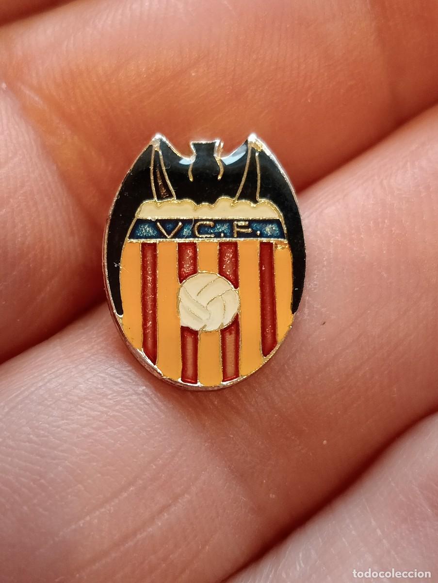 Coleccionismo deportivo: PINS F&Uacute;TBOL VCF VALENCIA CF INSIGNIA PIN ESCUDO
