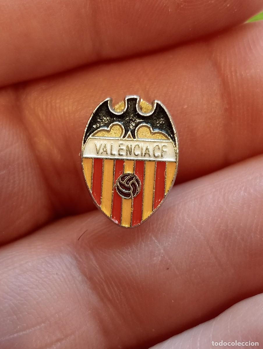 Coleccionismo deportivo: PINS F&Uacute;TBOL VCF VALENCIA CF INSIGNIA PIN ESCUDO